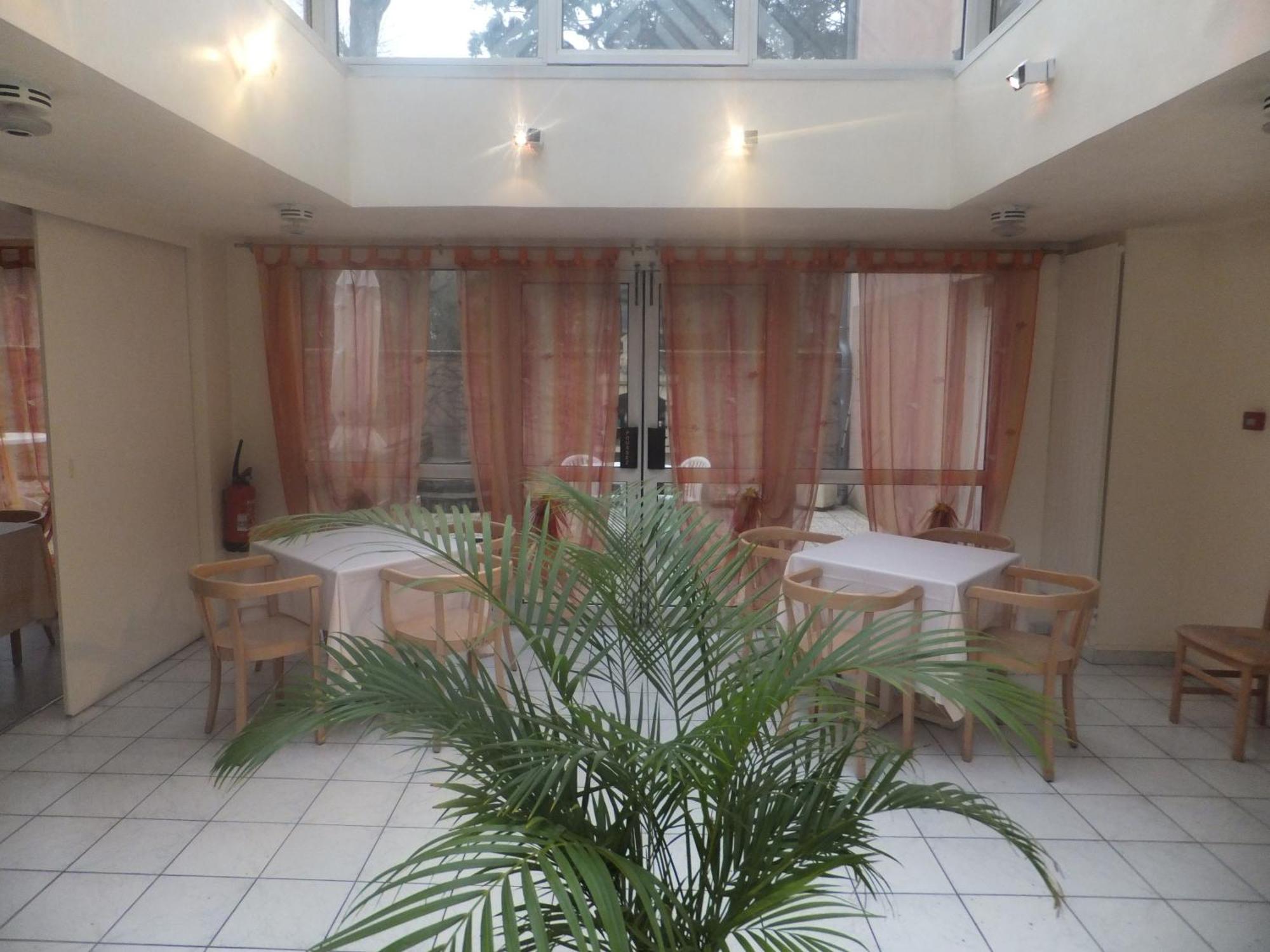 Hotel Le Village Gif-sur-Yvette Exterior photo